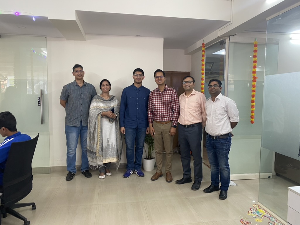 Kinshuk Kalia, student of Centum Academy JEE Adv batch came to meet the faculty members after his selection in the exam. Kinshuk is pursuing Mechanical Engineering from IIT Kharagpur